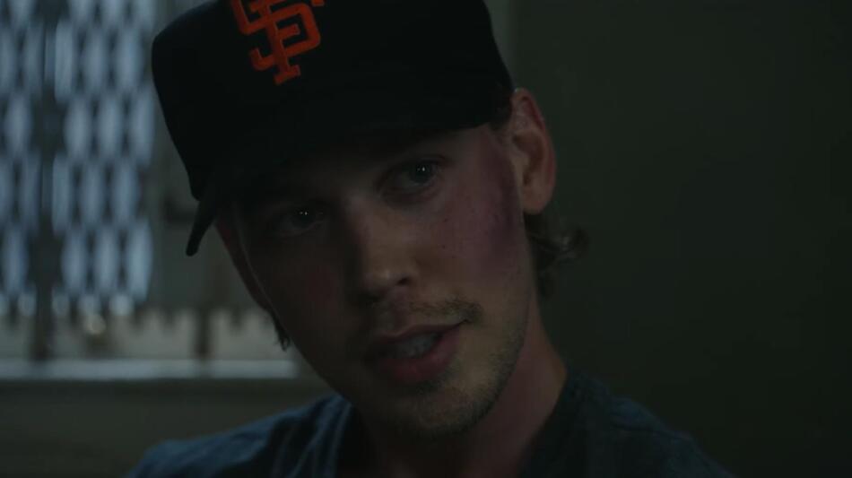 Austin Butler in Una scomoda circostanza - Caught Stealing, scena da trailer