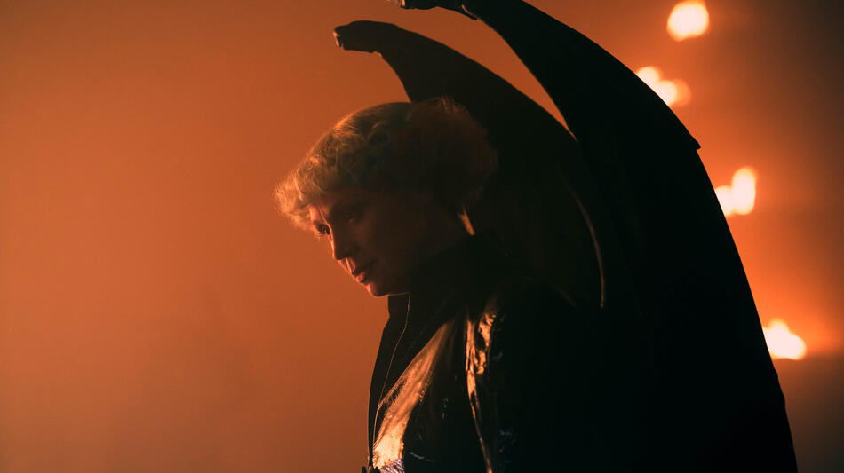 Gwendoline Christie come Lucifer Morningstar in The Sandman 2x01