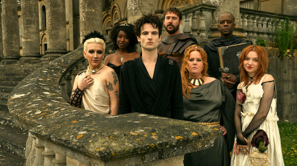 (S-D) Mason Alexander Park come Desire, Kirby Howell-Baptiste come Death, Tom Sturridge come Dream, Barry Sloane come Destruction, Donna Preston come Despair, Adrian Lester come Destiny, Esmé Creed-Miles come Delirium in The Sandman 2x05