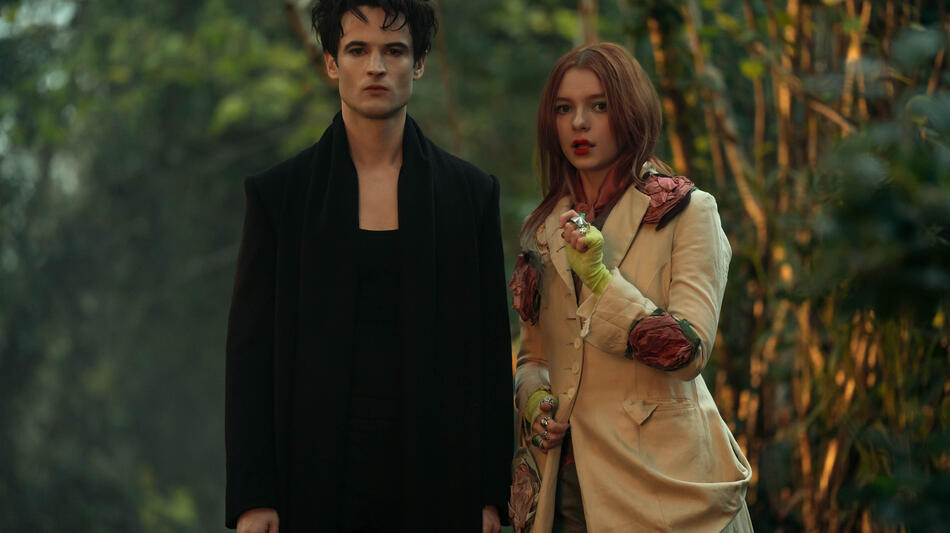 (S-D) Tom Sturridge come Dream, Esmé Creed-Miles come Delirium in The Sandman 2x06