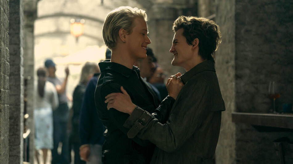 (S-D) Freddie Fox come Loki, Jack Gleeson come Puck in The Sandman 2x07