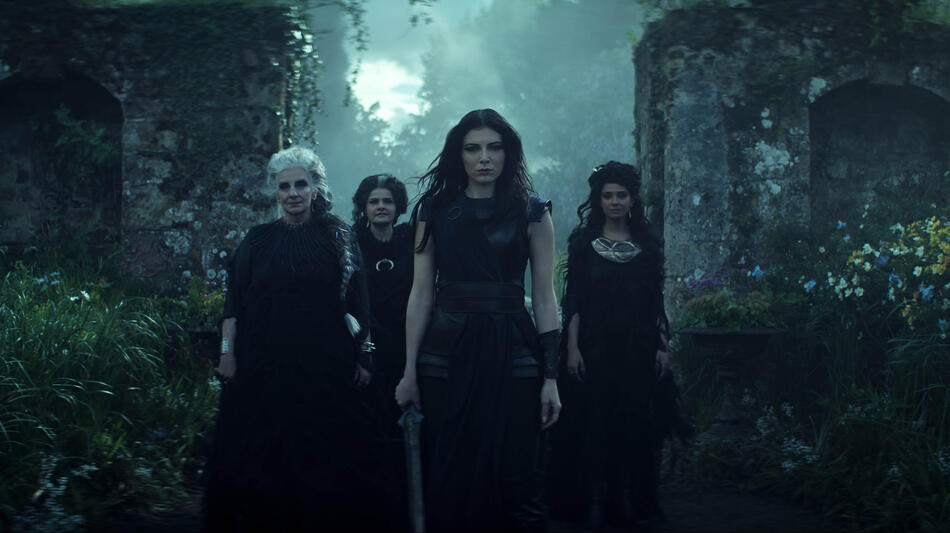 (S-D) Souad Faress come Crone, Nina Wadia come The Mother, Razane Jammal come Lyta Hall, Dinita Gohil come The Maiden in The Sandman 2x11