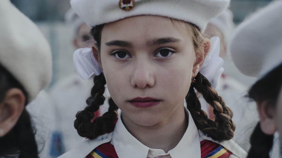 Emma Mogos in Milk Teeth di Mihai Mincan - Immagine ufficiale