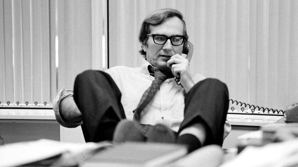 Seymour Hersh nel suo ufficio presso la sede di Washington del New York Times, 1975
