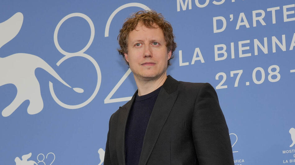 Il regista László Nemes al photocall del film suo Orphan alla 82a Mostra del Cinema di Venezia, giovedì 28 agosto 2025