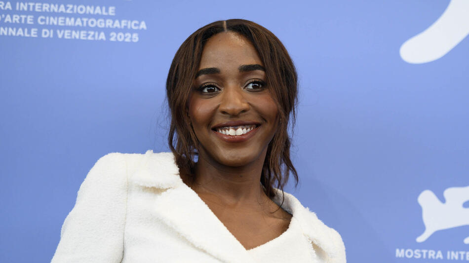 L'attrice Ayo Edebiri al photocall di After The Hunt di Luca Guadagnino alla 82a Mostra del Cinema di Venezia, venerdì 29 agosto 2025