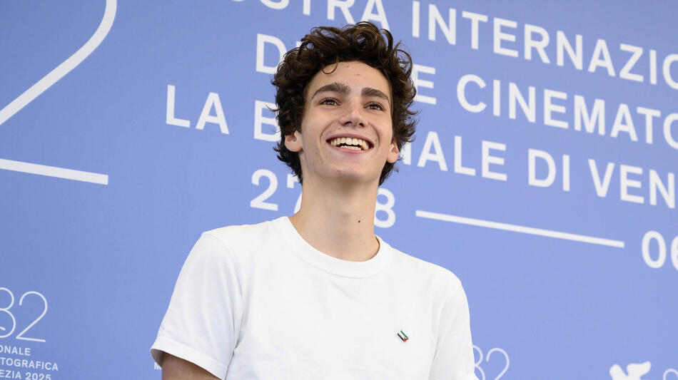 L'attore Francesco Wenz al photocall del film Estrany riu di Jaume Claret Muxart alla 82a Mostra del Cinema di Venezia, venerdì 29 agosto 2025