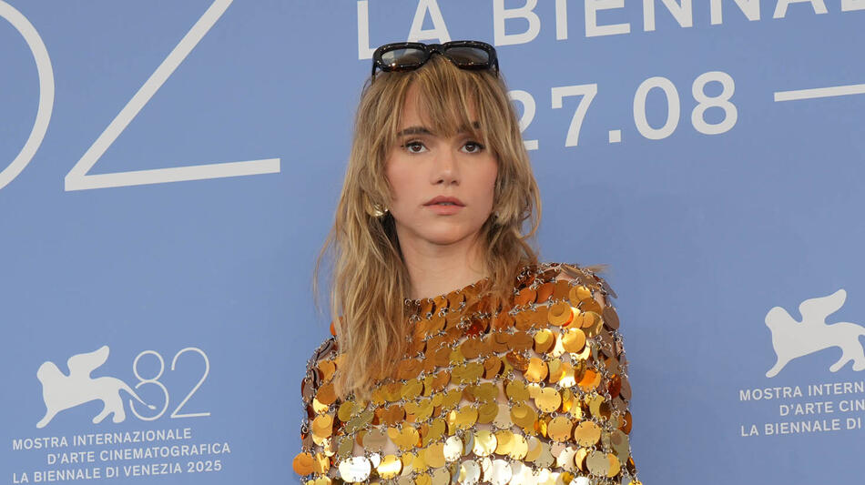 L'attrice Suki Waterhouse al photocall del film Broken English di Jane Pollard e Iain Forsyth alla 82a Mostra del Cinema di Venezia, sabato 30 agosto 2025