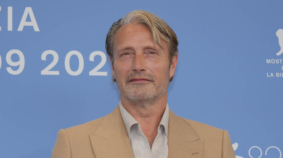 L'attore Mads Mikkelsen al photocall del  film Den Sidste Viking (The Last Viking) di Anders Thomas Jensen alla 82a Mostra del Cinema di Venezia, sabato 30 agosto 2025