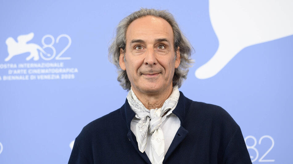 Alexandre Desplat al photocall del film Frankenstein di Guillermo del Toro alla 82a Mostra del Cinema di Venezia