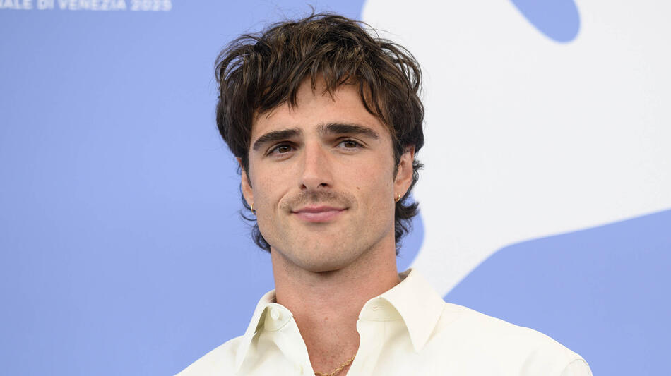 Jacob Elordi al photocall del film Frankenstein di Guillermo del Toro alla 82a Mostra del Cinema di Venezia