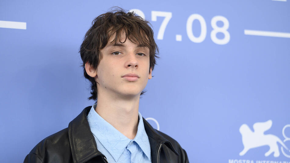 Giulio Feltri al photocall del film La valle dei sorrisi di Paolo Strippoli alla 82a Mostra del Cinema di Venezia