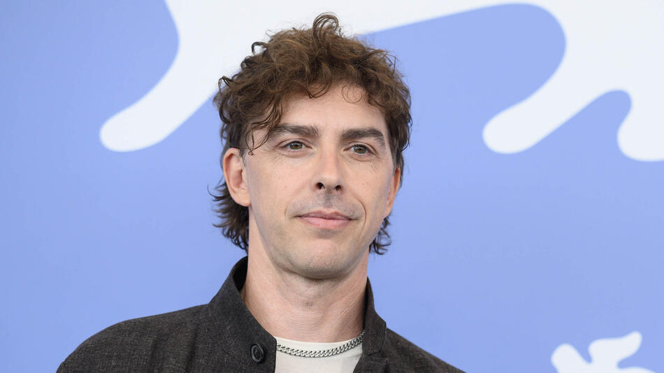 Michele Riondino al photocall del film La valle dei sorrisi di Paolo Strippoli alla 82a Mostra del Cinema di Venezia