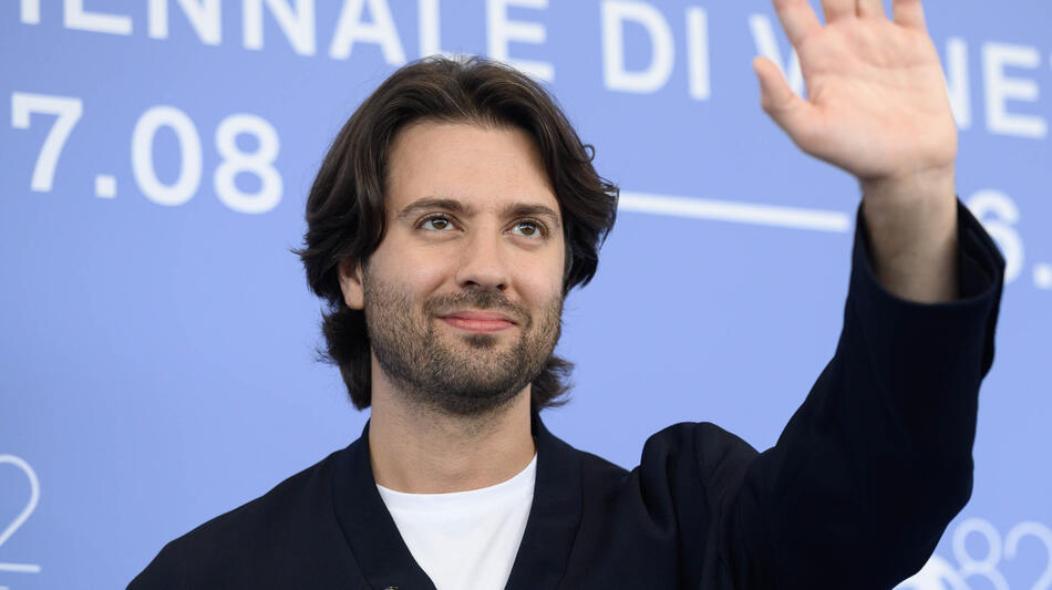 Il regista Paolo Strippoli al photocall del suo film La valle dei sorrisi alla 82a Mostra del Cinema di Venezia