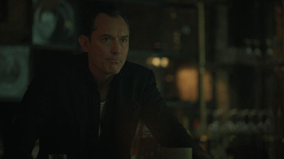 Jude Law come Jake in Black Rabbit 1x01
