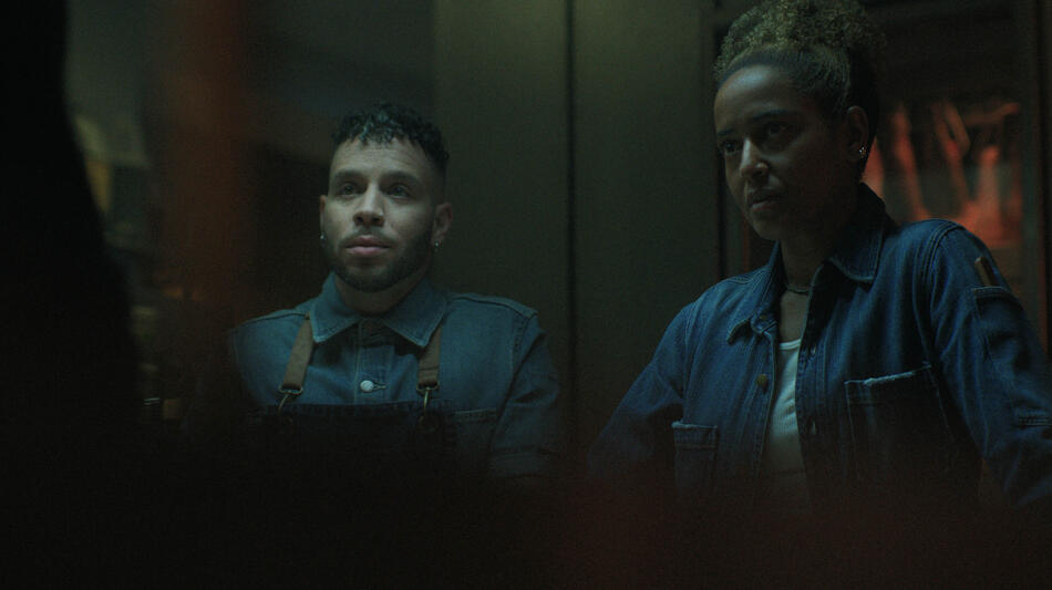 (S-D) Robin de Jesus come Tony, Amaka Okafor come Roxie in Black Rabbit 1x03