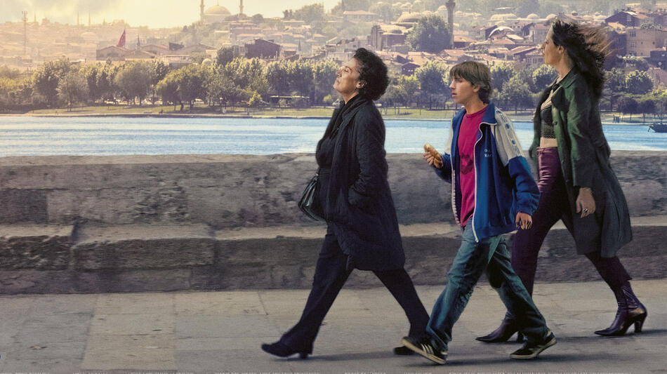 Crossing Istanbul di Levan Akin - Poster