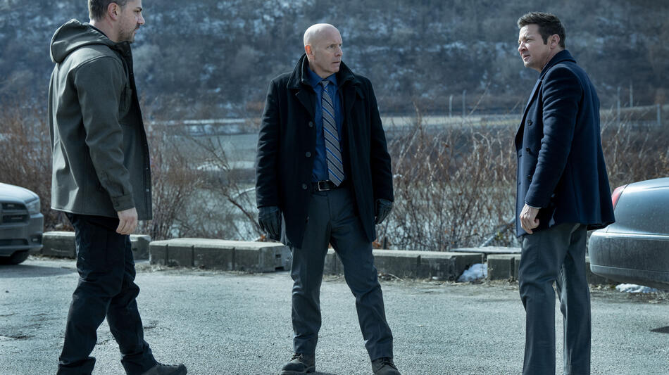 (S-D) Hamish Allan-Headley come Robert, Hugh Dillon come Ian e Jeremy Renner come Mike McLusky in Mayor of Kingstown 4x04