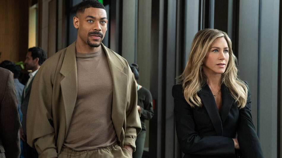 Aaron Pierre e Jennifer Aniston in The Morning Show 4x03