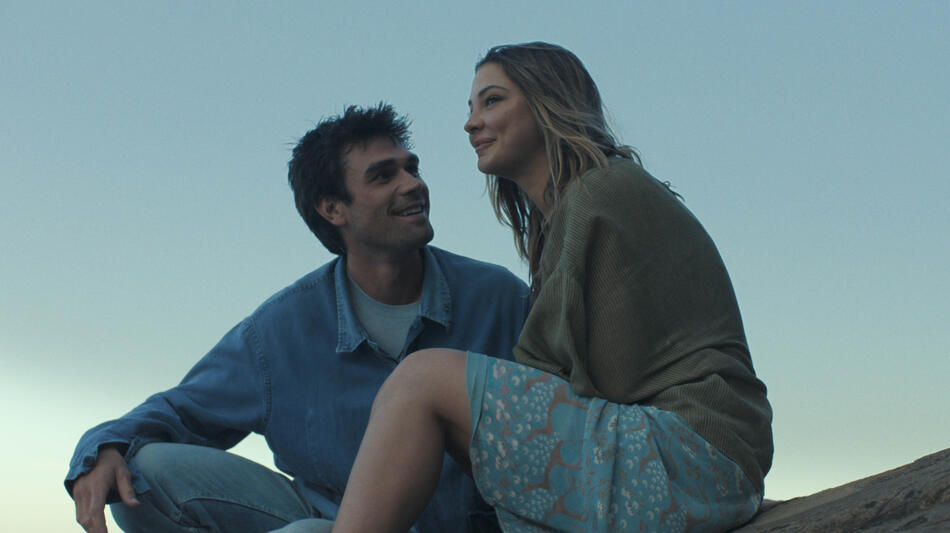 K.J. Apa e Madelyn Cline in La mappa che mi porta a te