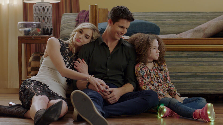 (S-D) Allegra Edwards (Ingrid Kannerman), Robbie Amell (Nathan Brown), Chloe Coleman (Nevaeh) in Upload 1x01