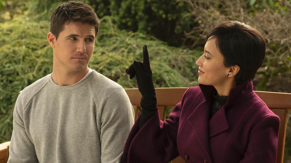 (S-D) Robbie Amell (Nathan Brown), Andy Allo (Nora Antony) in Upload 1x02