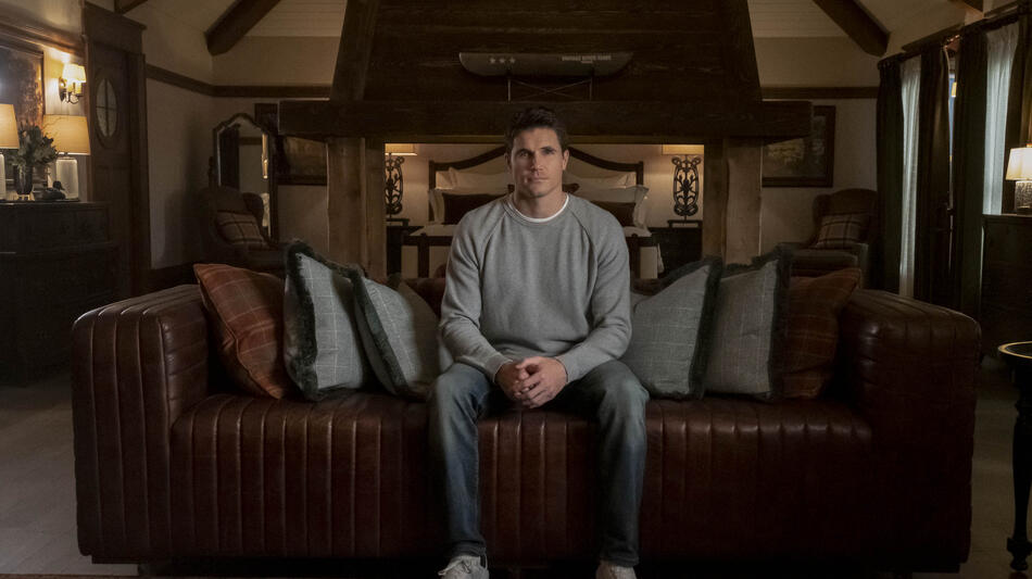 Robbie Amell (Nathan Brown) in Upload 1x04