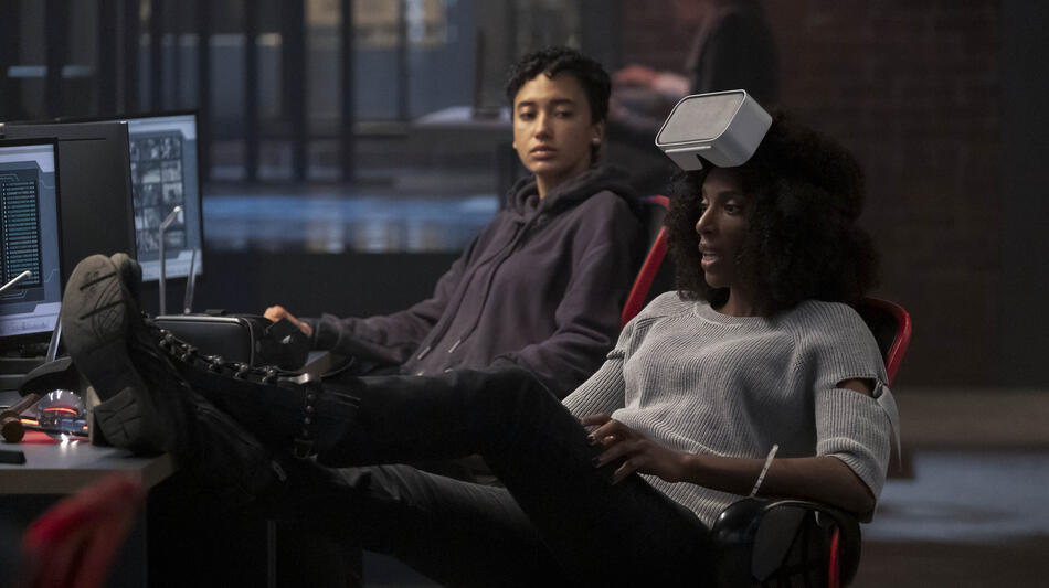 (S-D) Andy Allo (Nora Antony), Zainab Johnson (Aleesha) in Upload 1x05