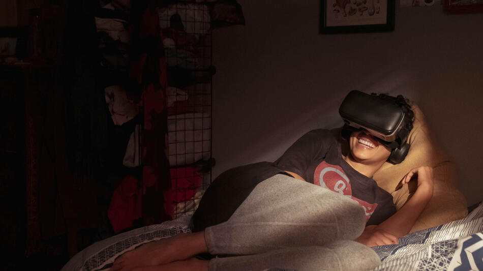 Andy Allo (Nora Antony) in Upload 1x08