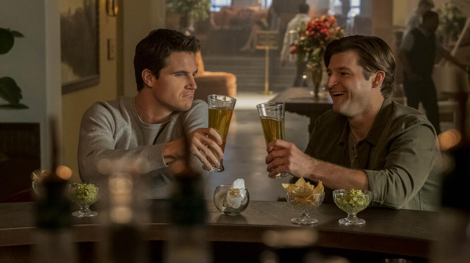 (S-D) Robbie Amell (Nathan Brown), Kevin Bigley (Luke) in Upload 1x09