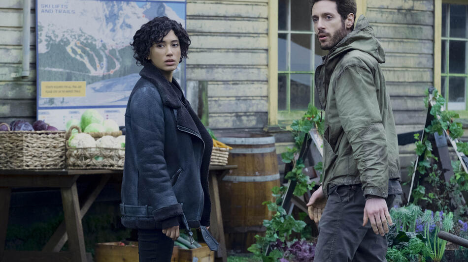(S-D) Andy Allo (Nora), Paulo Costanzo (Matteo) in Upload 2x01