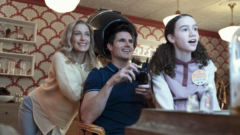 (S-D) Jessica Tuck (Viv), Robbie Amell (Nathan), Chloe Coleman (Nevaeh) in Upload 2x04