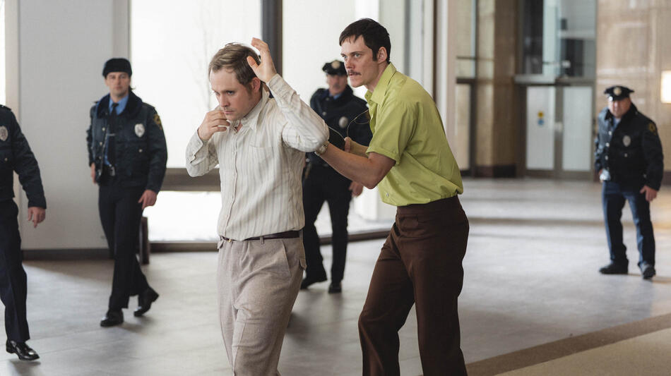 Bill Skarsgård e Dacre Montgomery in Dead Man's Wire di Gus Van Sant