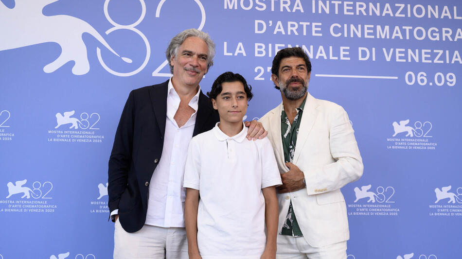 Delegazione de Il Maestro di Andrea Di Stefano (Andrea Di Stefano, Tiziano Menichelli, Pierfrancesco Favino) al photocall del film alla 82a Mostra del Cinema di Venezia