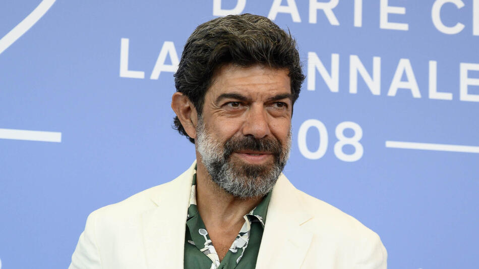 L'attore Pierfrancesco Favino al photocall del film Il Maestro di Andrea Di Stefano alla 82a Mostra del Cinema di Venezia