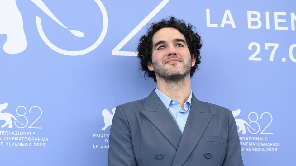 Il regista Benny Safdie al photocall del suo film The Smashing Machine alla 82a Mostra del Cinema di Venezia, lunedì 1 settembre 2025