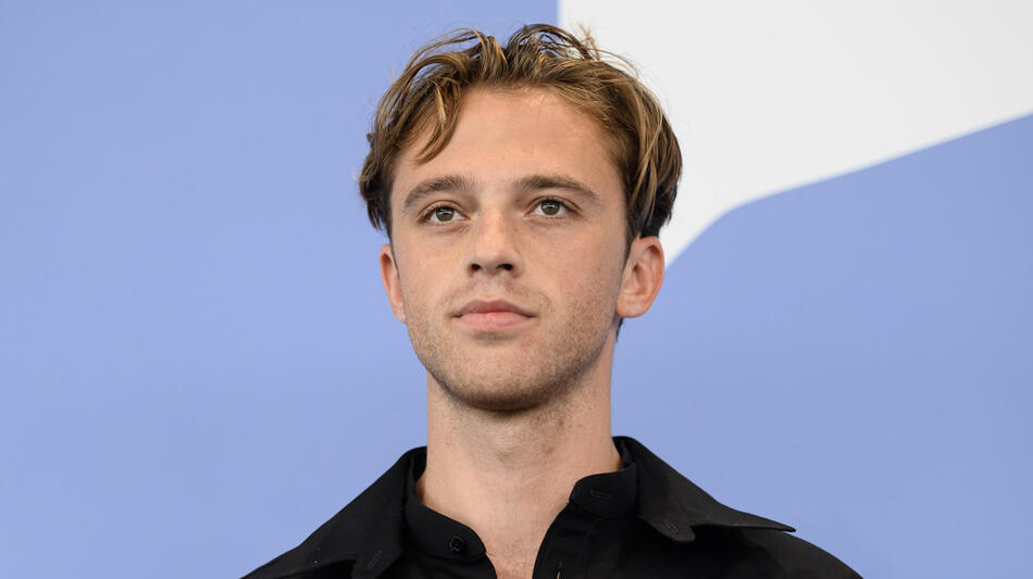 L'attore Benjamin Voisin al photocall del film L'Étranger di François Ozon alla 82a Mostra del Cinema di Venezia, martedì 2 settembre 2025