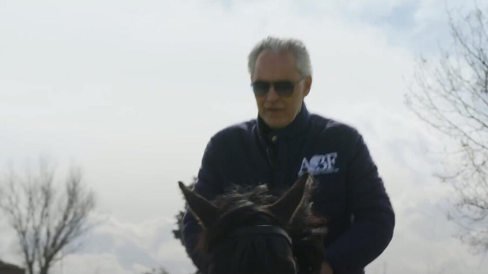 Andrea Bocelli in Because I Believe, scena da clip I Cavalli