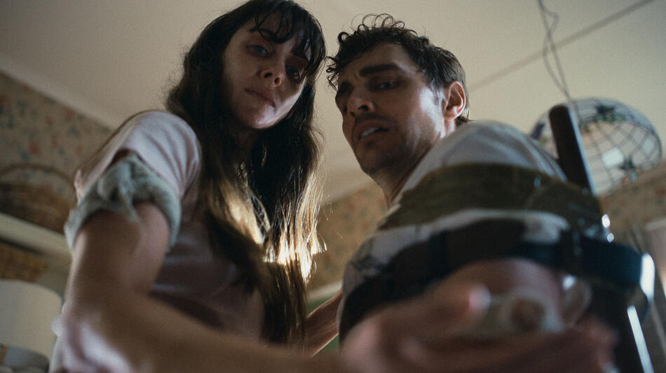 Alison Brie e Dave Franco in Together di Michael Shanks