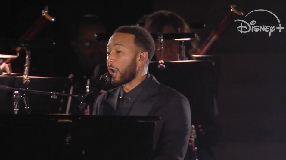 John Legend in Grace For The World, scena da clip