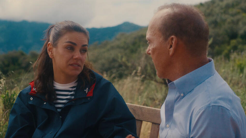 Mila Kunis e Michael Keaton in Il padre dell'anno, scena da Clip 'Mi dispiace'