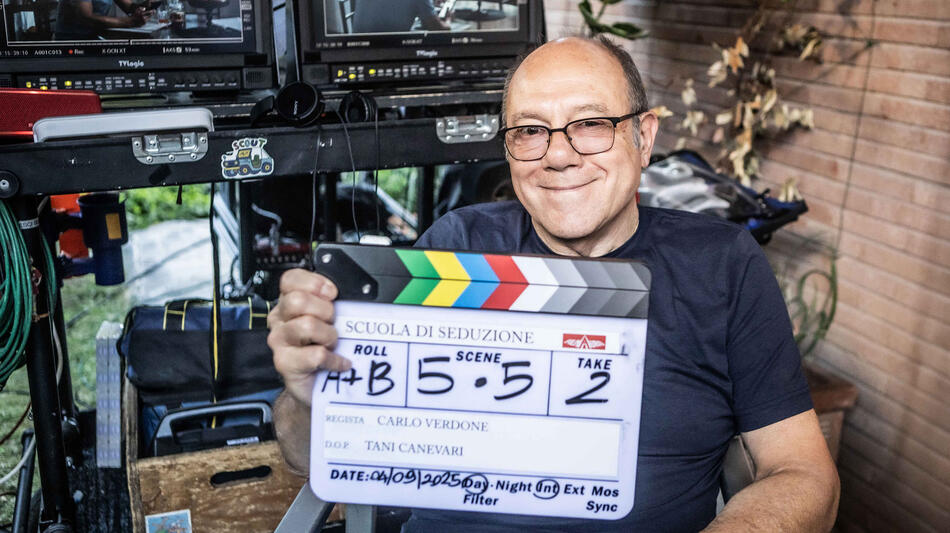 Carlo Verdone sul set del suo film 'Scuola di Seduzione' ne annuncia l'inizio delle riprese