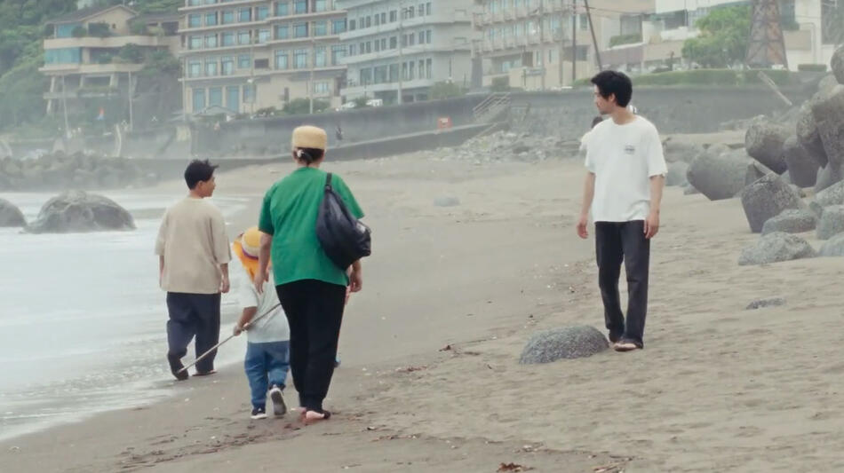 Super Happy Forever - La ragazza dal cappello rosso, scena da Clip 1