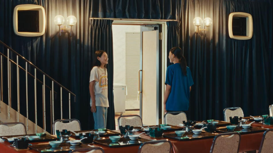 Super Happy Forever - La ragazza dal cappello rosso, scena da Clip 2