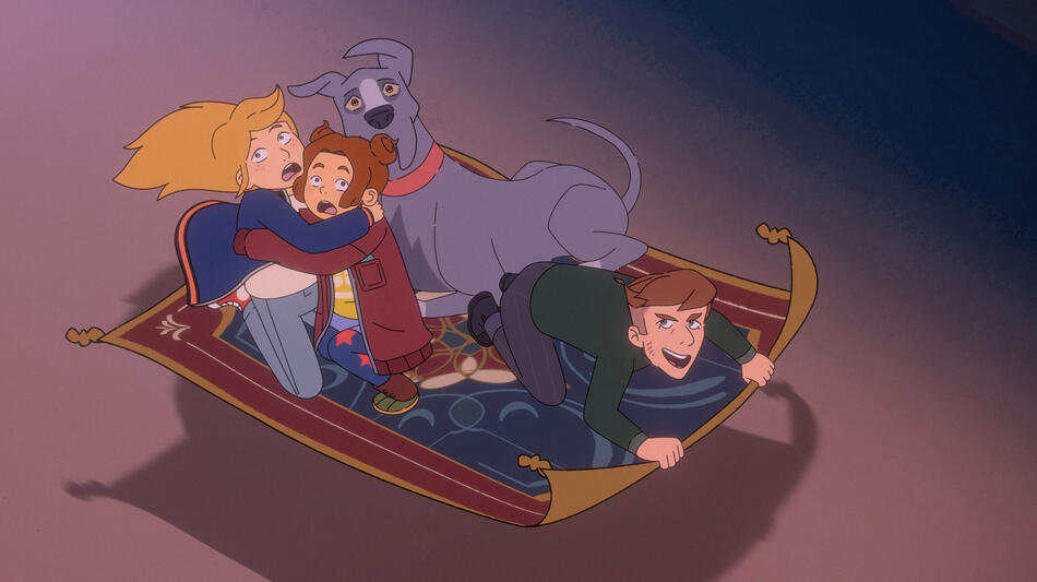 Sabrina Grimm (voce di Ariel Winter), Daphne Grimm (voce di Leah Newman), Elvis e Puck (voce di Billy Harris) in Le Sorelle Grimm 1x03