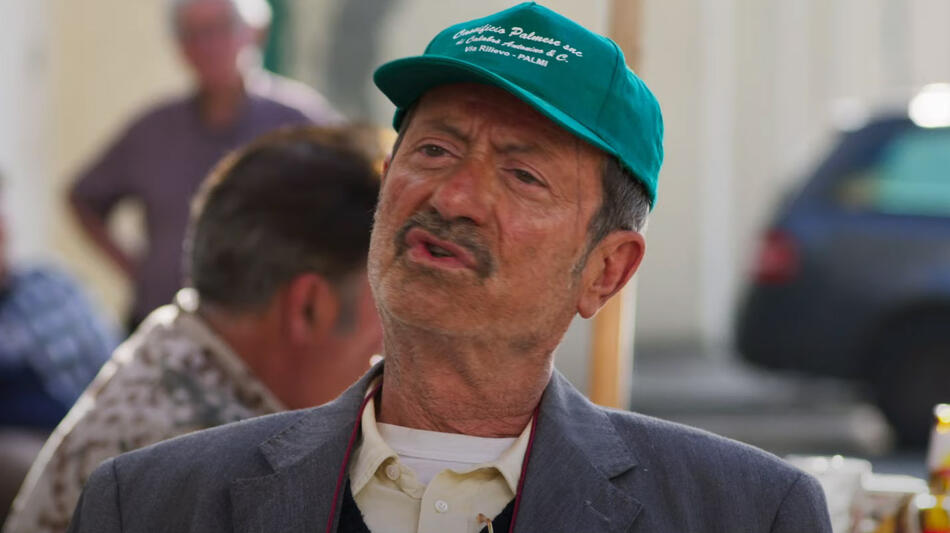 U.S. Palmese dei Manetti bros., scena da Clip Compriamo Morville