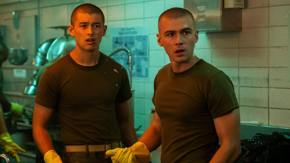 (S-D) Liam Oh come Ray McAffey e Miles Heizer come Cameron Cope in Boots 1x06