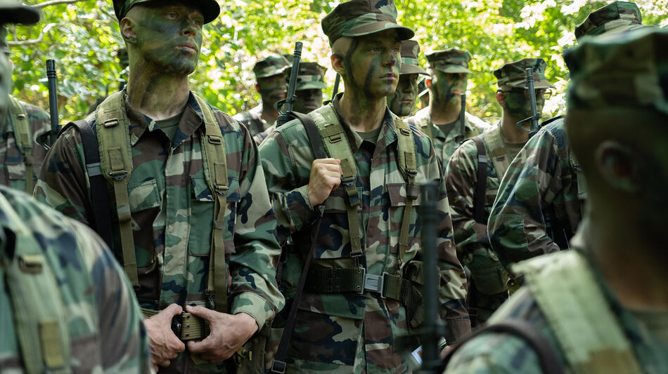 Miles Heizer come Cameron Cope in Boots 1x07