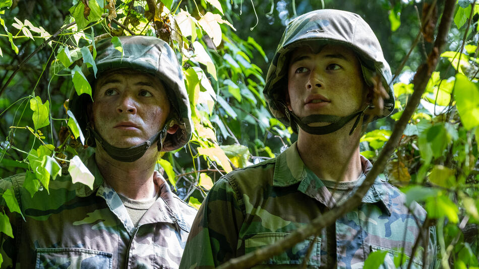 (S-D) Kieron Moore come Slovacek e Liam Oh come Ray McAffey in Boots 1x08