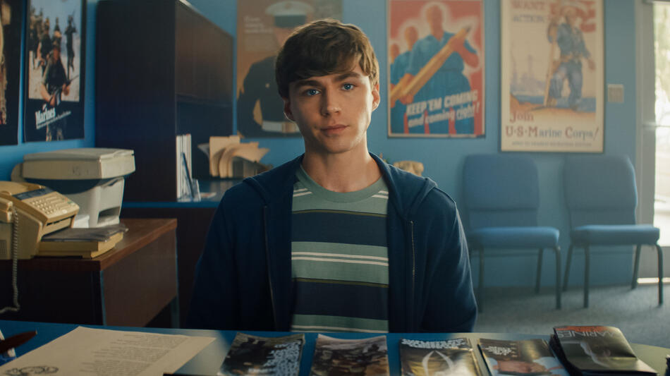 Miles Heizer come Cameron Cope in Boots 1x01
